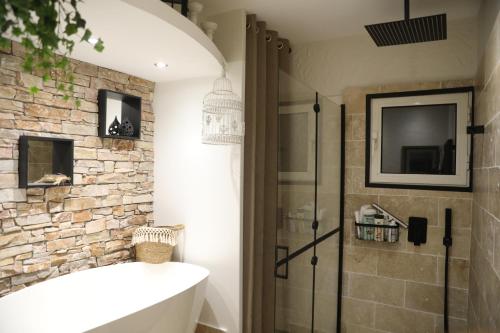 瓦尔拉普拉日Chez Julien & Mathieu的带淋浴、浴缸和盥洗盆的浴室