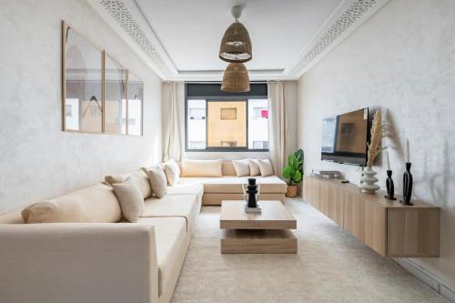 拉巴特TT Holidays Cosy apartment Rabat City Center的白色的客厅配有白色的沙发和电视