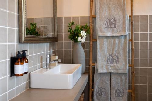 梅利迪什Nômade Melides Eco Lodge的一间带水槽和镜子的浴室