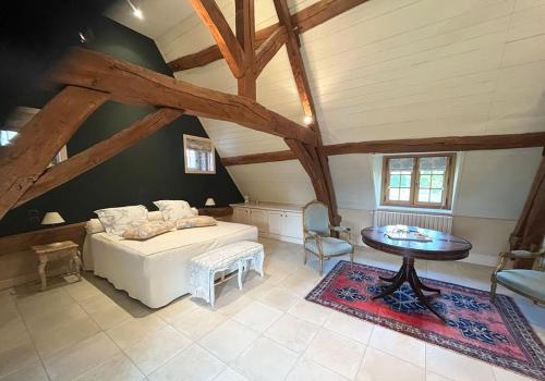 Bresse-sur-GrosneLa Rochelière的卧室配有一张床和一张桌子
