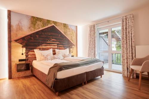奥伯斯特多夫费瑞恩维特奥伯斯特多夫酒店的一间卧室设有一张大床和一个大窗户