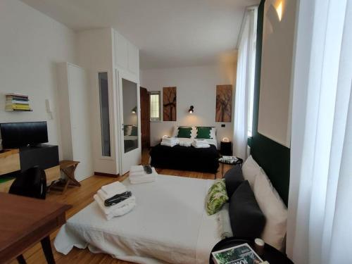 阿斯蒂Appartamento Portici Rossi- Centro Storico的客厅配有床和沙发