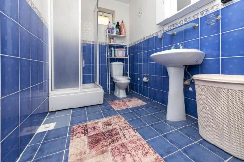 居吕克Refreshing Villa near Milas-Bodrum Airport的蓝色瓷砖浴室设有水槽和卫生间
