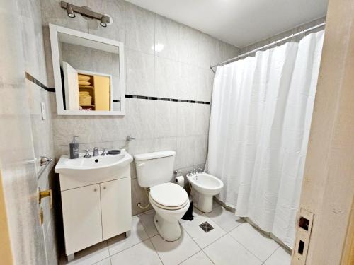 萨尔塔Casa en Salta的白色的浴室设有卫生间和水槽。