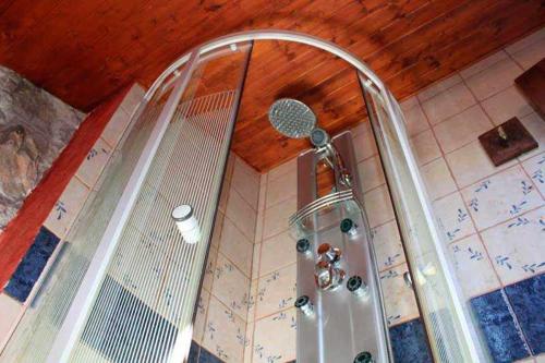 拉普拉萨Montegrande entorno mágico rodeado de montañas的带淋浴的浴室