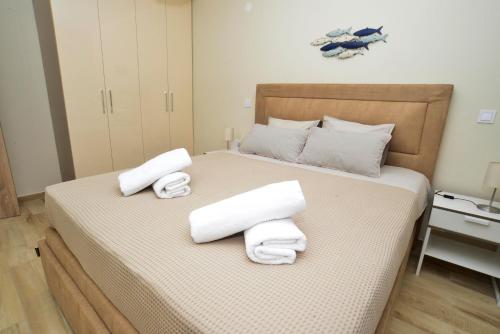 蒂瓦特Bradasevic Apart Resort Tivat的一间卧室配有带毛巾的床