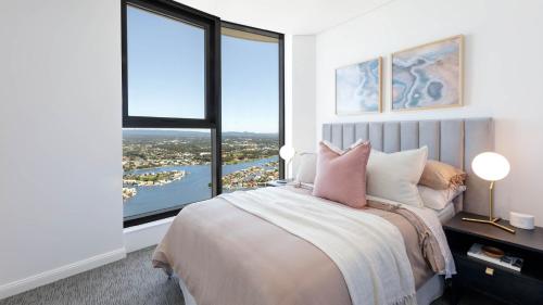 黄金海岸Surfers Paradise New Beachfront 2&3 BED APT的一间卧室设有一张大床和大窗户