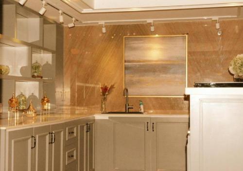 吉达ارجان سويت 2的厨房配有白色橱柜和水槽