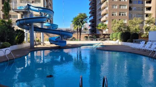 维纳德马迪帕特门托阿夸玛尔公寓的游泳池的水滑梯
