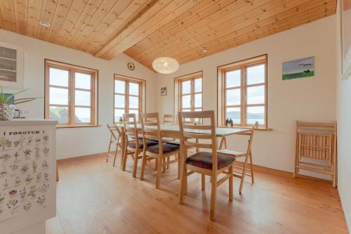 Nordic Serenity - Amazing Sea And Mountain View的一间带桌椅的用餐室