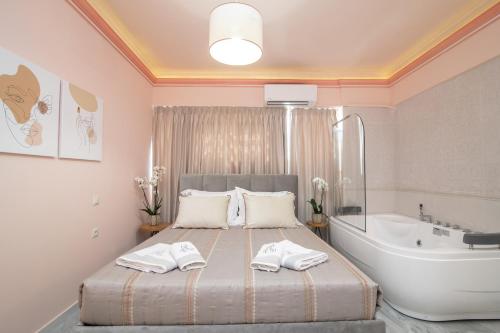 扎金索斯镇Ex Animo - Luxury Apartments的一间卧室配有一张床和一个浴缸、一张床和一个浴缸