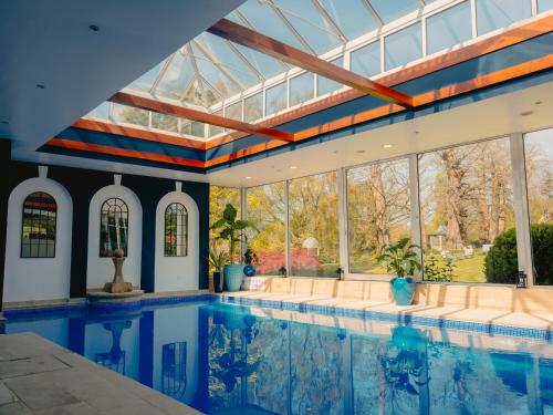 皇家滕布里奇韦尔斯SPA酒店的一个带玻璃天花板的室内游泳池