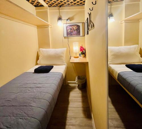 纽约New York Spirit Retreats HOSTEL的小房间设有两张床和一张桌子