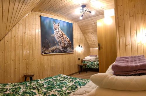 下乌斯奇基Domki - Noclegi Pod Ostrym Działem的墙上有一幅猎豹画的房间