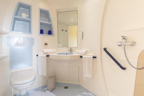 佛里茨斯坦德客栈餐厅酒店的浴室配有卫生间、盥洗盆和淋浴。