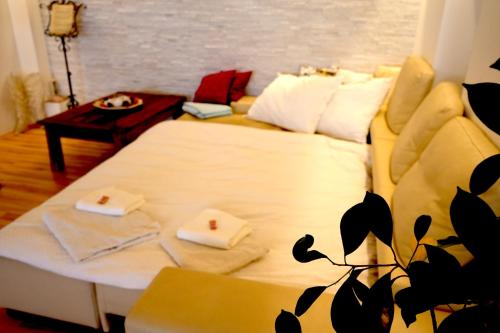 OslipDreamly Suites的客厅配有一张白色沙发,配有一张桌子