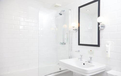 MaresfieldChequers Inn by Greene King Inns的白色的浴室设有水槽和镜子