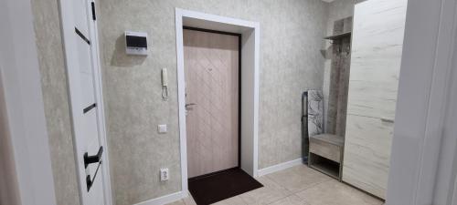 科克舍套Однокомнатная квартира в районе ЖК Аружан的走廊上设有门和步入式衣柜