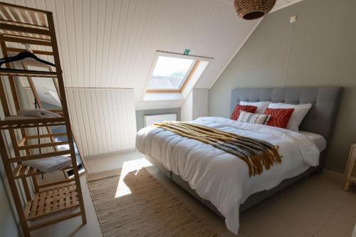 布鲁日Gastenkamers Ten Huyze Marchandise的一间卧室设有一张带梯子和窗户的床