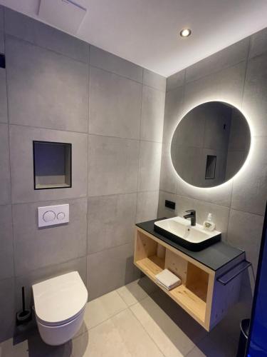 毛特恩多夫Rest Apartments & Suiten的一间带水槽、卫生间和镜子的浴室