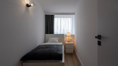 大波兰地区希罗达Work & Travel _ EcoStay _ Środa Wielkopolska的一间小卧室,配有床和窗户