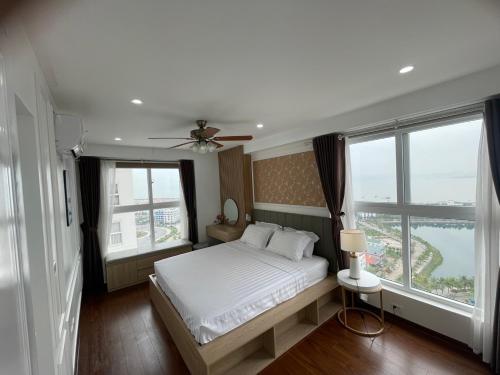 下龙湾Homestay Bai Chay Ha Long ( Ocean View)的一间卧室设有一张床和一个大窗户