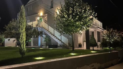 贾塞尼采Apartmani Deluxe的一座房子,晚上在院子里有楼梯