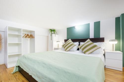 皮昂比诺Green Coast House 5的卧室配有一张带两个枕头的大白色床