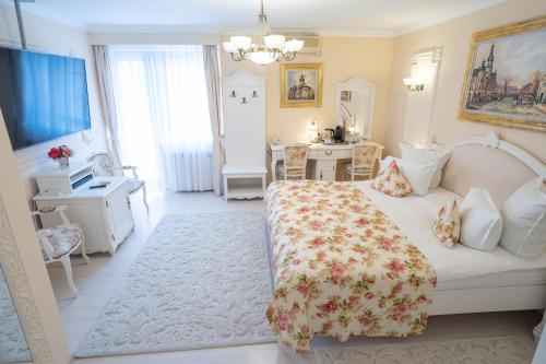 苏恰瓦爱丽丝旅馆的一间卧室配有一张床和一张书桌
