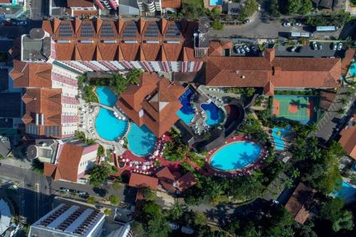 卡达斯诺瓦斯HotSprings Hotel的享有带游泳池的度假村的顶部景致