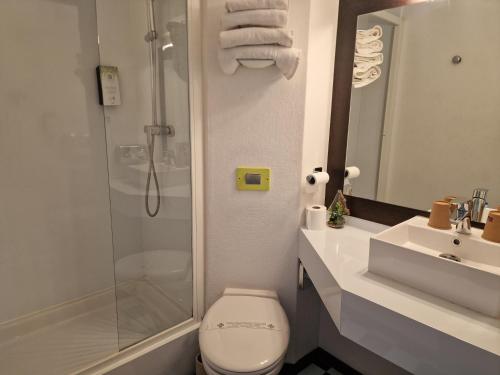 圣维克托Kyriad Montluçon - Saint Victor的带淋浴、卫生间和盥洗盆的浴室