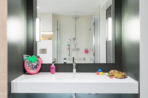 德累斯顿Moxy Dresden Neustadt的浴室设有白色水槽和镜子
