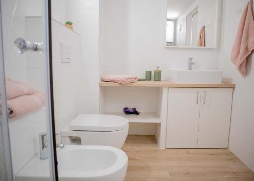 布耶Hortensia的白色的浴室设有卫生间和水槽。