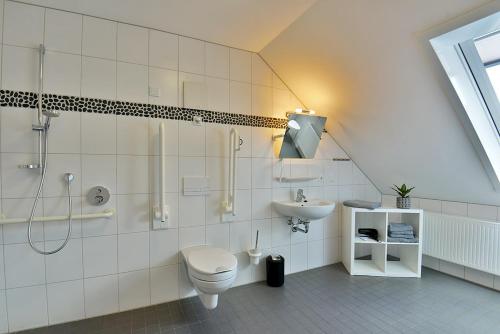 布罗特罗德Ferienwohnungen und Ferienzimmer Haus Waldblick Trusetal的带淋浴、卫生间和盥洗盆的浴室