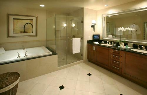 拉斯维加斯MGM Signature PH 30th floor Deluxe Studio apartment Strip Facing with Balcony的带浴缸、淋浴和盥洗盆的浴室