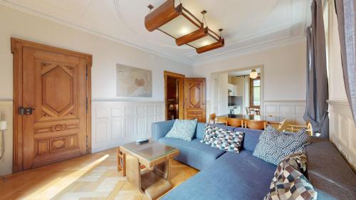 拉绍德封Architectural gem with vintage charm的客厅配有蓝色的沙发和桌子