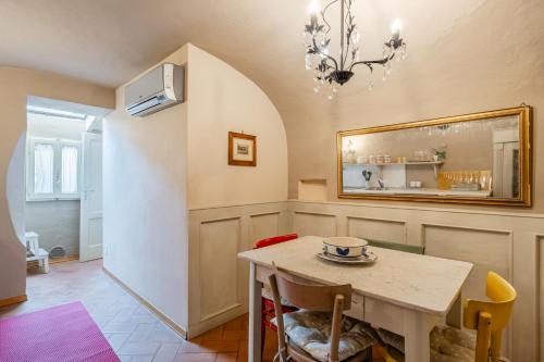 皮斯托亚Residenza Gatteschi的一间带桌子和镜子的用餐室