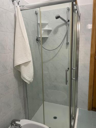 PianellaCasa Adalgisa的带淋浴、卫生间和盥洗盆的浴室