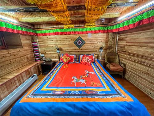 香格里拉Tavern Hostel仁和客栈的小木屋内一间卧室,配有一张床
