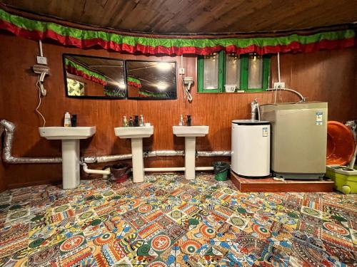 香格里拉Tavern Hostel仁和客栈的浴室设有2个水槽和地毯。