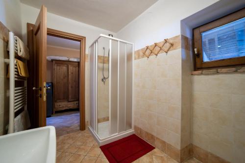 加尔尼亚诺彼得潘住宿加早餐酒店的带淋浴和浴缸的浴室