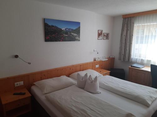 图克斯Grünwaldhof的一间卧室配有一张带两个枕头的床