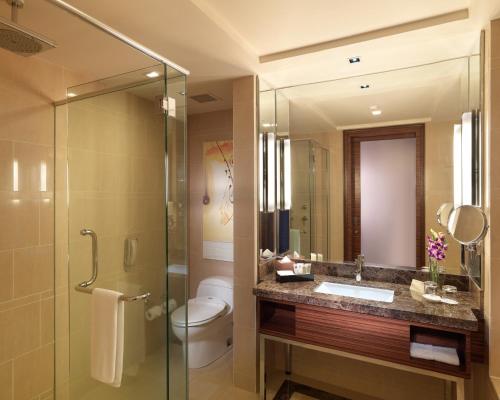 八打灵再也世界酒店的浴室配有卫生间、盥洗盆和淋浴。