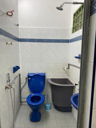 马六甲83 Homestay的浴室配有蓝色卫生间和浴缸。