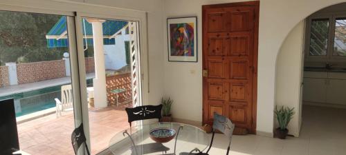 帕尔斯Chalet Sol y Sombra的客厅设有玻璃桌和庭院。