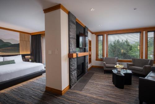 惠斯勒尼塔湖旅舍的酒店客房配有一张床和一个壁炉。
