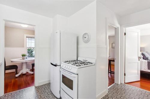 尤金Charming Eugene Retreat Private Hot Tub and Yard!的白色的厨房配有炉灶和冰箱。