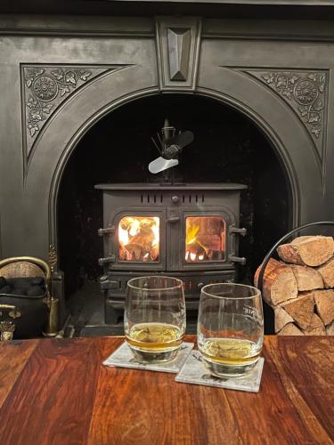 斯特朗申斯特朗廷酒店的壁炉前的桌子上放两杯威士忌
