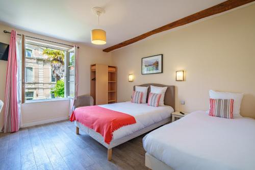 阿宰勒里多卢瓦尔河谷酒店的带窗户的客房内的两张床