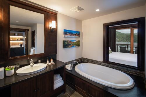 惠斯勒尼塔湖旅舍的一间带浴缸和大镜子的浴室